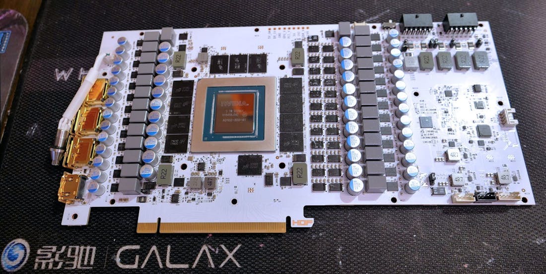 Galax' RTX 4090 HOF vergt twee 16-pins stroomconnectoren