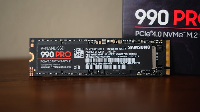 Close-up van de Samsung 990 Pro-ssd, met 2 TB aan opslag.