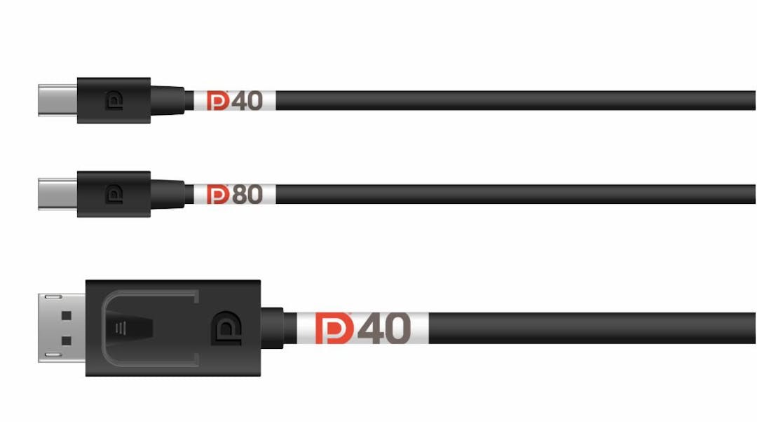 Drie DisplayPort 2.1-gecertificeerde kabels, in full-size DisplayPort-vorm en usb-c. De labels op de kabels tonen aan of de connectie in totaal 40 of 80 Gbps bandbreedte ondersteunen.