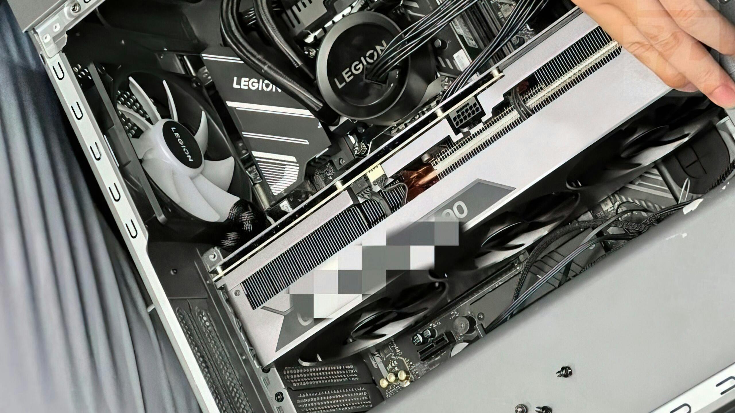 Gigantische RTX 4090 gespot in Lenovo Legion-systeem