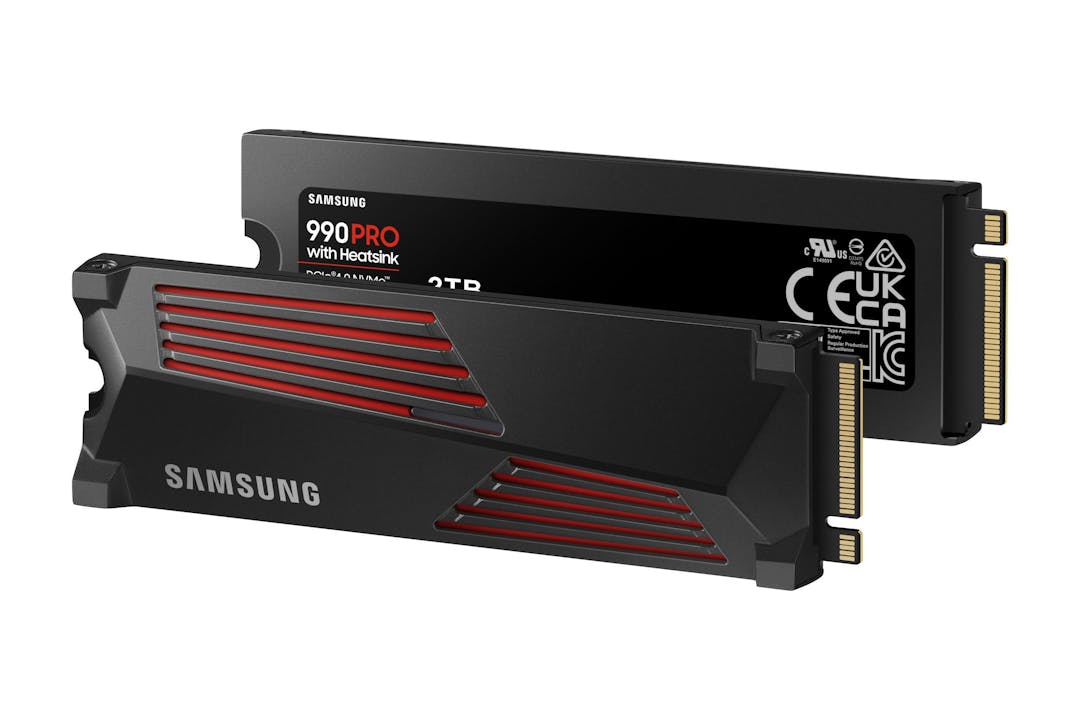 Voor- en achteraanzicht van de Samsung 990 Pro-ssd, inclusief de optionele heatsink.