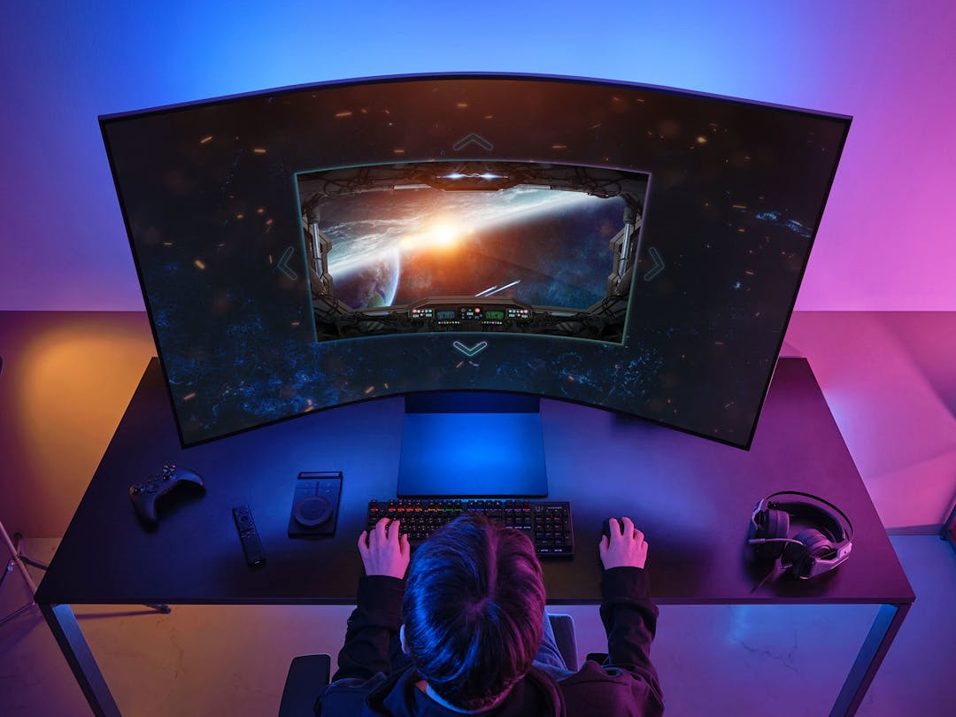 Bovenaanzicht van de Samsung Odyssey Ark, een 55 inch grote, gebogen miniled-monitor voor gamers.