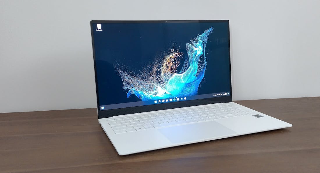 De Samsung Galaxy Book2 Pro is Opvallend dun en licht