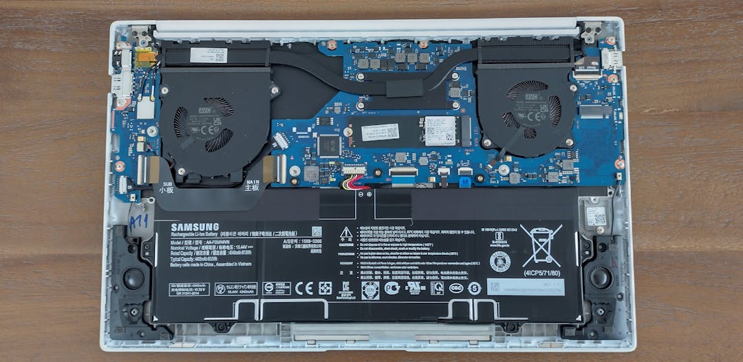 Er is een vrij M.2-slot (rechts) voor een tweede ssd.