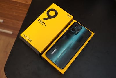 De Realme 9 Pro+ zit boordevol technologie