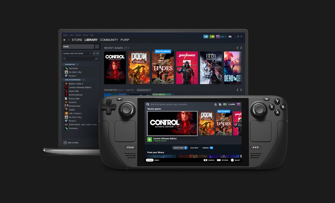 Zij-aan-zij van een laptop met de Steam-software en de Steam Deck-handheld met daarop het SteamOS 3.0-besturingssyteem..