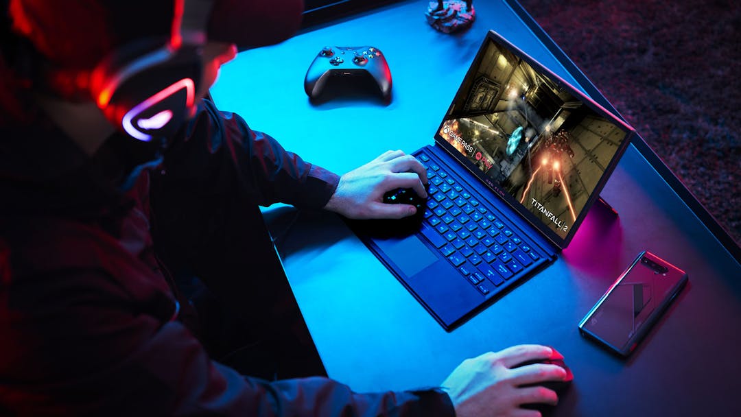 Beeld van het ROG Flow Z13-gamingtablet in gebruik als zijnde een laptop.