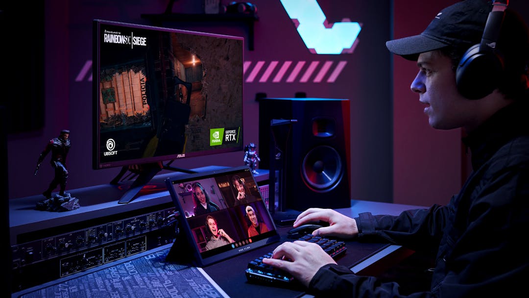 Beeld van het ROG Flow Z13-gamingtablet in gebruik in een desktopopstelling.