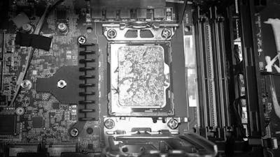 Fotolek toont LGA1700-socket in Intel NUC 12