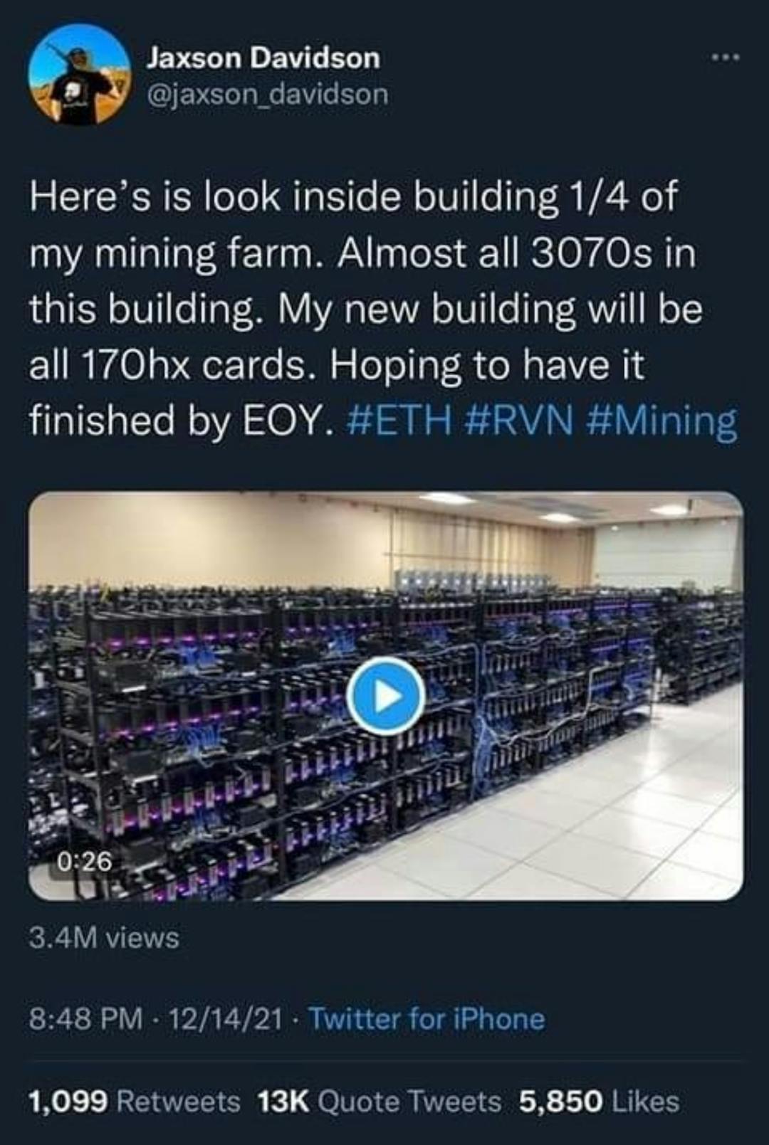 Verwijderde tweet van een cryptoboer die zijn mining-hardware trots toont per videorondleiding.