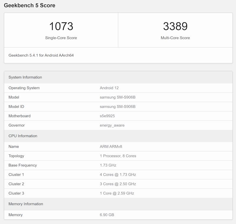 Screencap van de benchmark-resultaten in Geekbench 5 van wat vermoedelijk de Samsung Exynos 2200-chipset wordt.