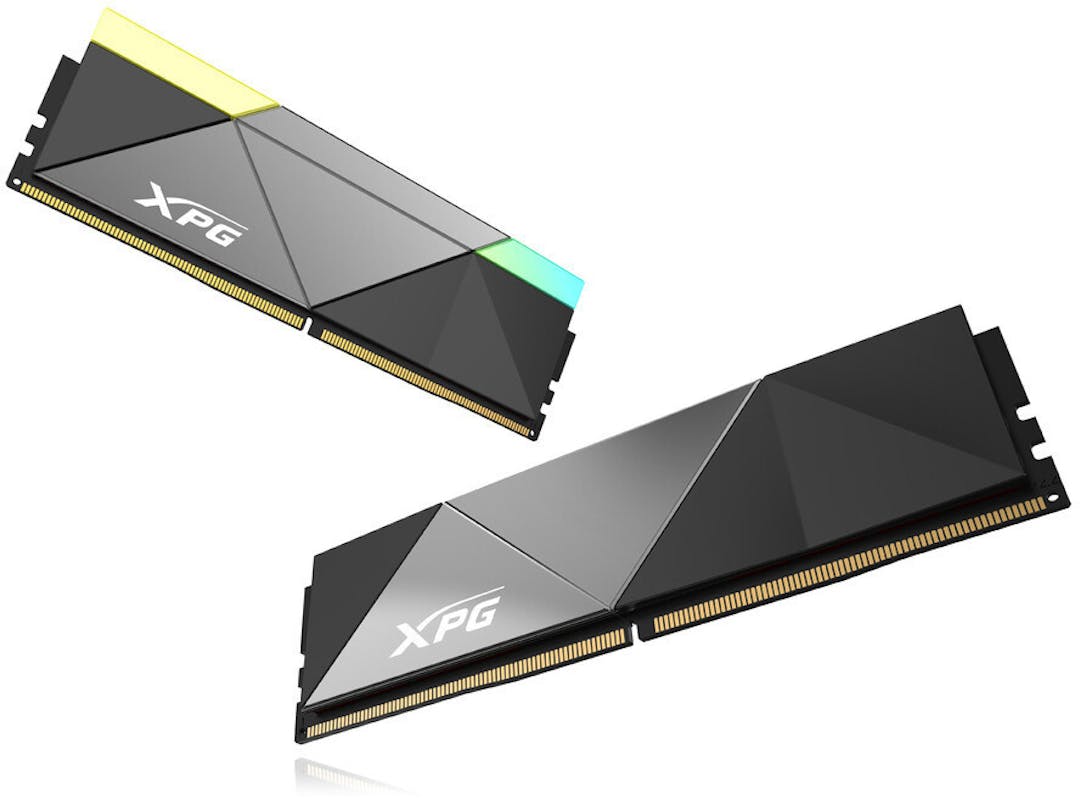 Promotionele afbeelding van de XPG Caster-geheugenmodules, waarvan een met rgb-verlichting, de ander zonder.