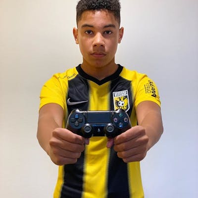 Fifa e-sporter Levi de Weerd: ‘De meeste jongens in die clubs zijn ouder dan ik’