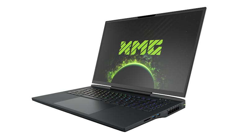 Vooraanzicht van de XMG Neo 17 (M22) laptop.