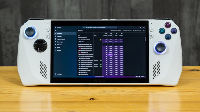 Vooraanzicht van de ROG Ally-handheld van Asus, met daarop het Windows 11-taakbeheer.