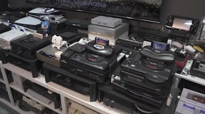 Man breekt record door 444 consoles tegelijk op één televisie aan te sluiten