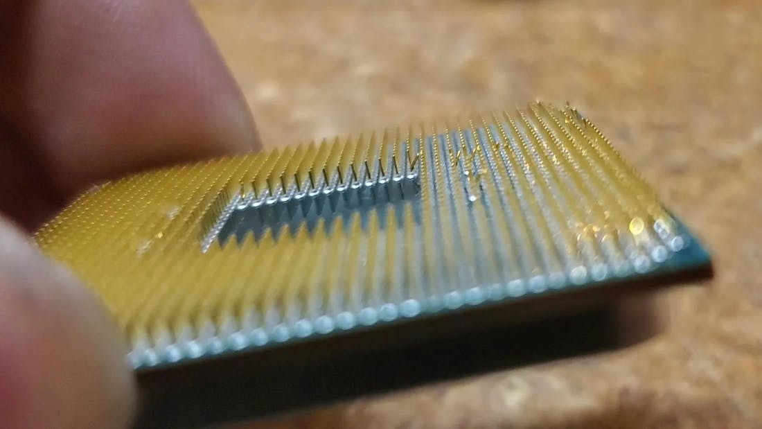 ryzen-9-5900x-bent-pins.jpg Reddit-gebruiker fikst kapotte Ryzen 9 5900X van 3 dollar