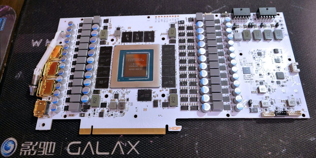 galax-rtx-4090-hof-pcb-bovenzijde.jpg Galax' RTX 4090 HOF vergt twee 16-pins stroomconnectoren