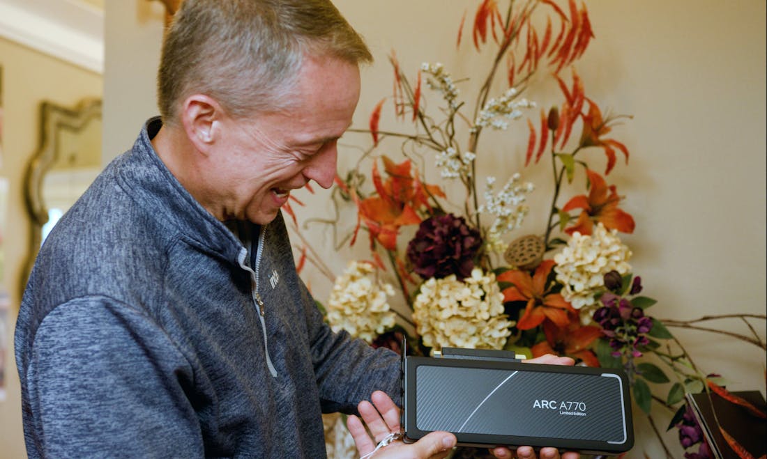 intel-pat-gelsinger-arc-a770-videokaart.jpg Intel Arc A770-videokaarten zijn 'gereed voor verkoop'