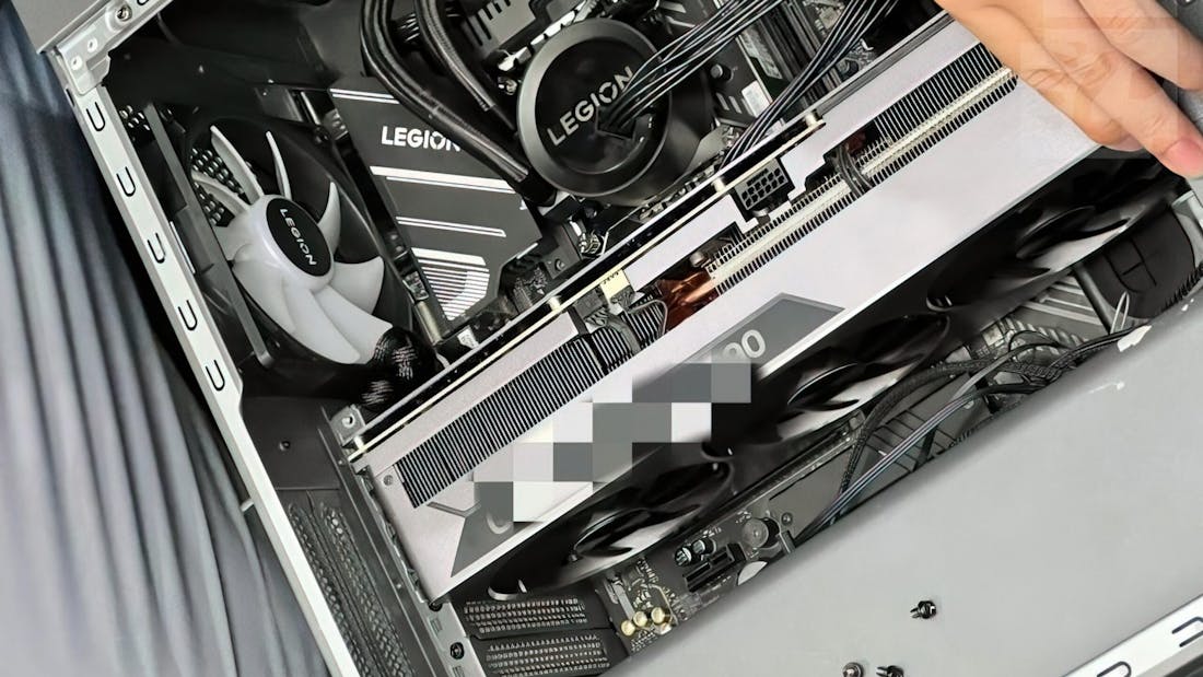 geforce-rtx-4090-lenovo-legion-pre-built.jpg Gigantische RTX 4090 gespot in Lenovo Legion-systeem