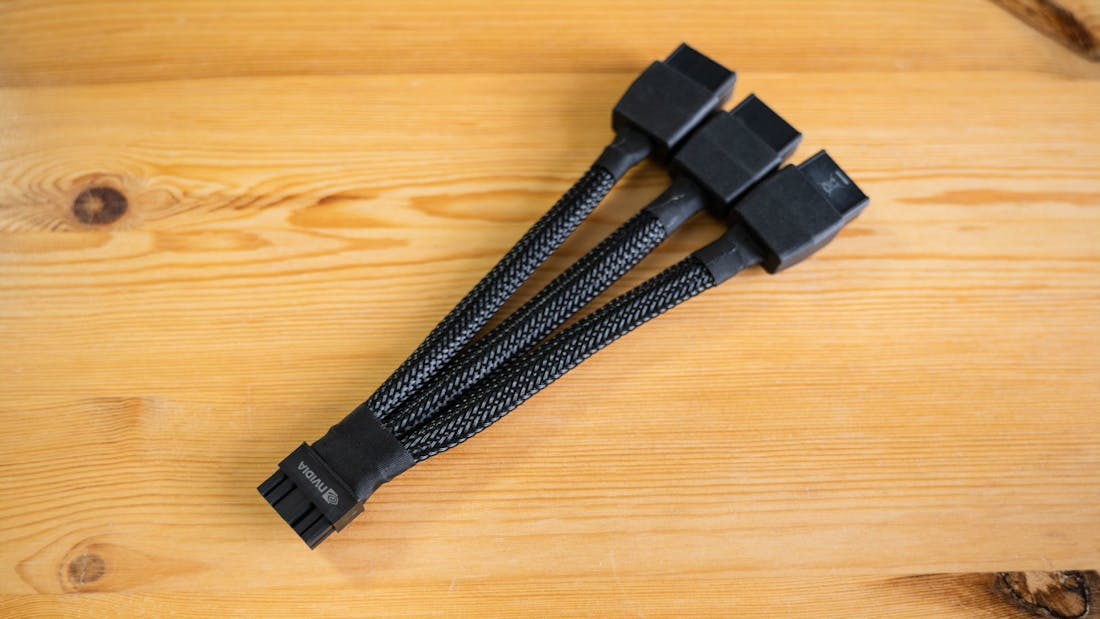 asus-rog-strix-lc-geforce-rtx-3090-ti-adapter.jpg PCI-SIG waarschuwt voor gevaren in PCIe 5.0-adapterkabels