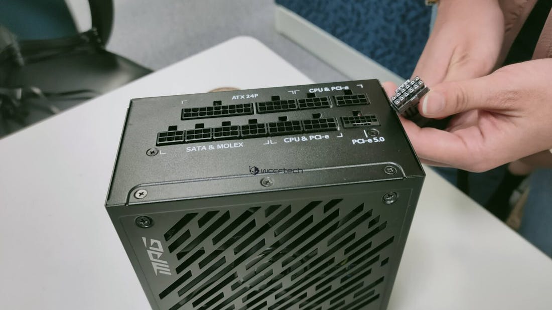 msi-mpg-pcie-gen-5-psu.jpg Foto's van eerste 'full-spec' PCIe 5.0-voeding gelekt