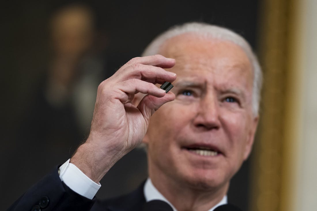 us-president-joe-biden-semiconductor-chip.jpg Halfgeleiderindustrie prijst Amerikaanse senaat voor investering in chipproductie