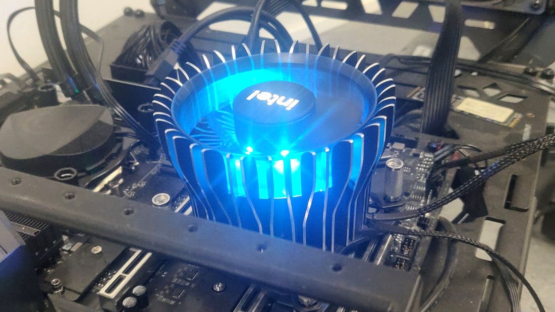 intel-laminar-rh1-stock-cooler.png Gelekte foto's tonen nieuwe Intel-koeler in actie