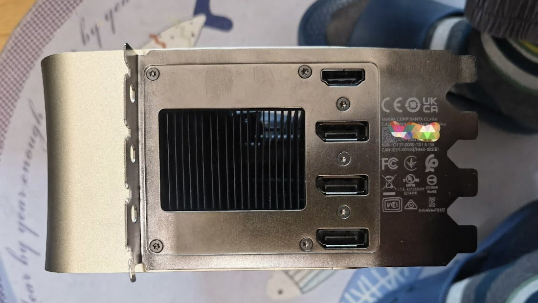 rtx-titan-4090-ti-quad-slot.jpg Foto's van gigantische RTX Titan-videokaart gelekt