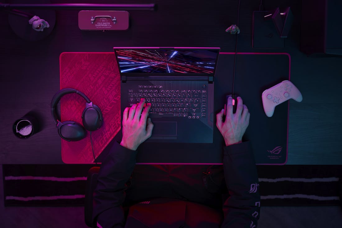 rog-strix-g15_g512_electro-punk_scenario-photos_04.jpg Zes redenen om een nieuwe laptop te verkiezen boven een next-gen console