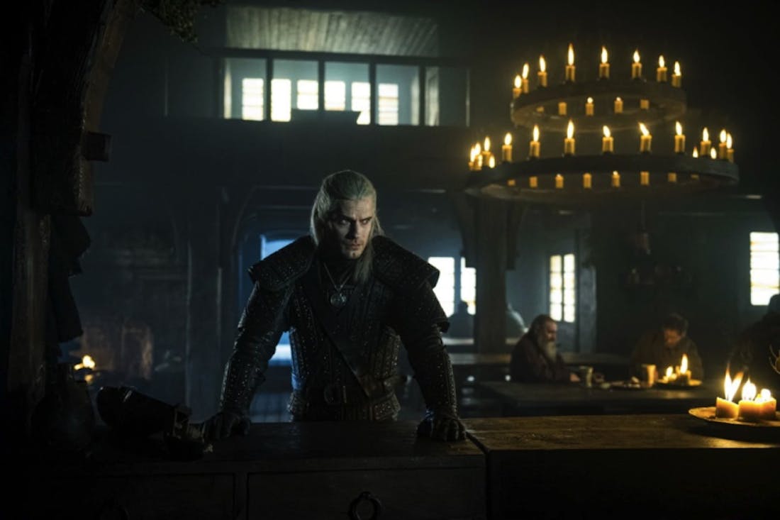the-witcher-set-photos-henry-cavill-geralt-bar.jpg Spelersaantallen The Witcher 3 stijgen na lancering Netflix-serie