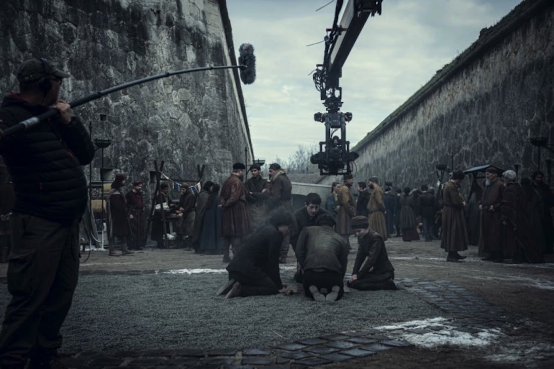 the-witcher-set-photos-bts.jpg Update: Netflix introduceert Geralt, Ciri en Yennefer