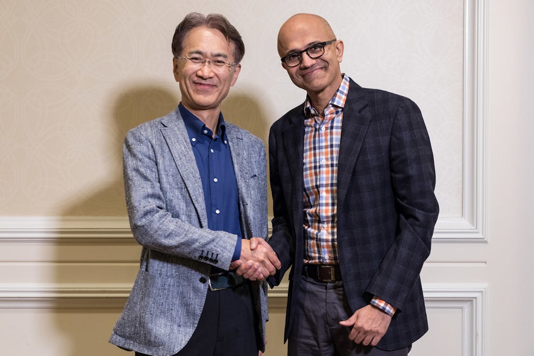 MS-Exec-NadellaSony-CEO-Kenichiro-Yoshida-013-low-res.jpg Microsoft en Sony gaan samenwerking aan op gebied van cloud gaming